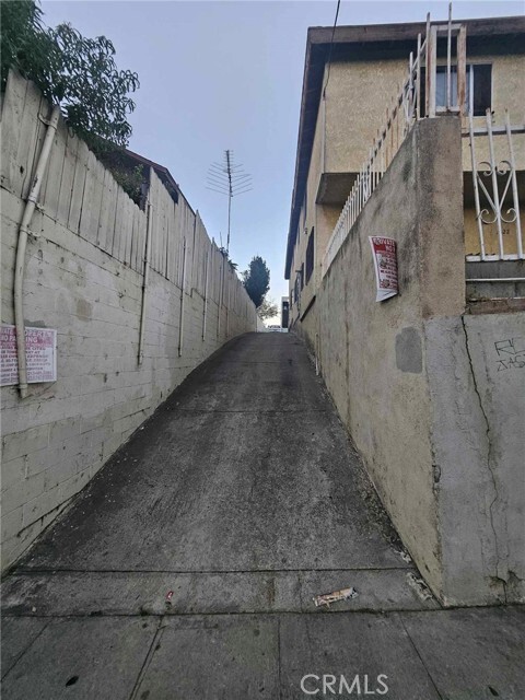 Building Photo - 2522 Alcazar St