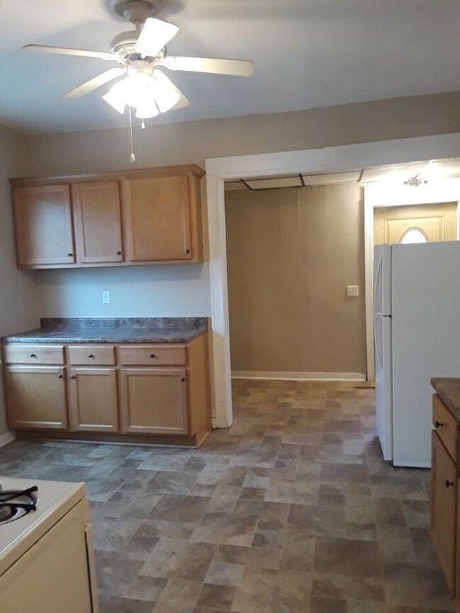 Building Photo - Recently Updated Spacious Two Bedroom Lowe...