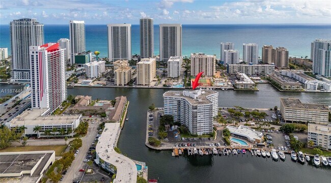 Foto del edificio - 100 Golden Isles Dr