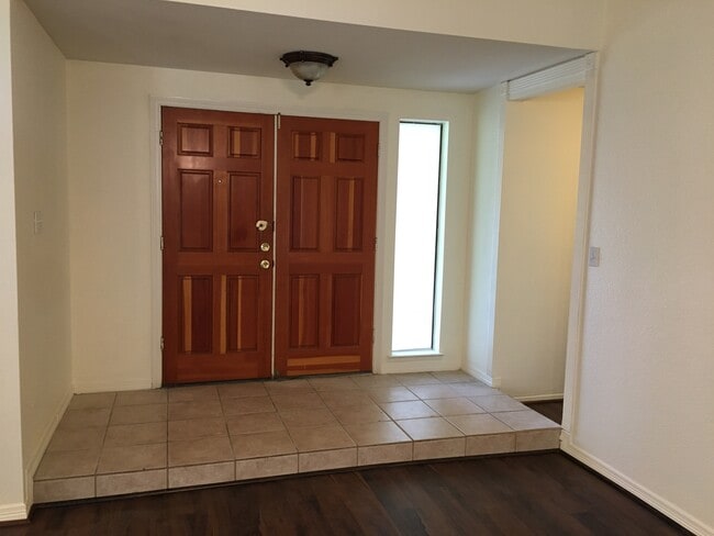 Building Photo - 1413 Glouchester Dr