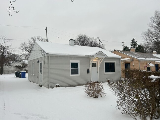 Building Photo - Linndale Area - 3 Bedrooms - single Family...