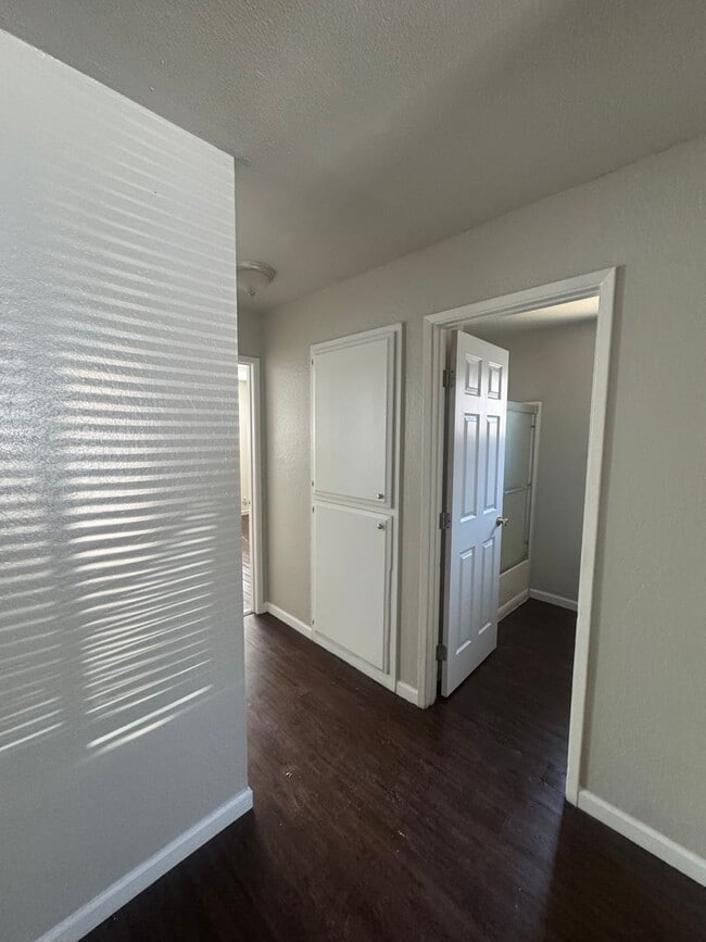 Foto del edificio - 2 BED/1 BATH SINGLE LEVEL TRIPLEX
