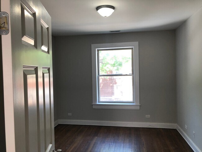 Building Photo - 4004 N Hamlin Ave