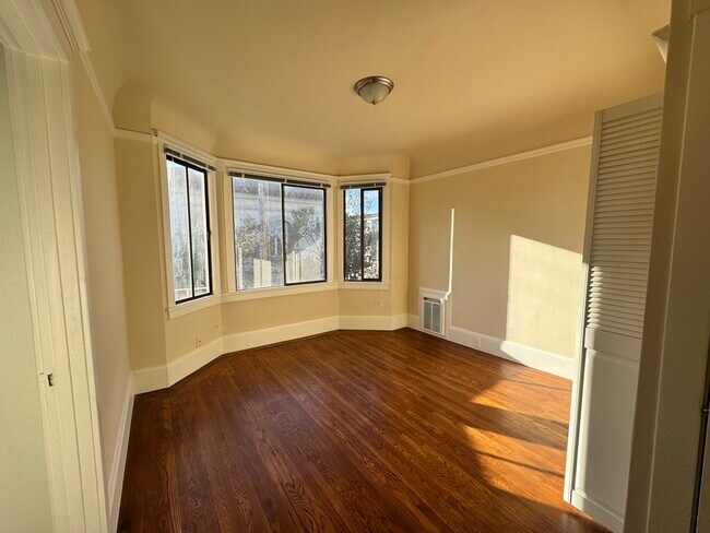 Building Photo - Centrally Located Studio