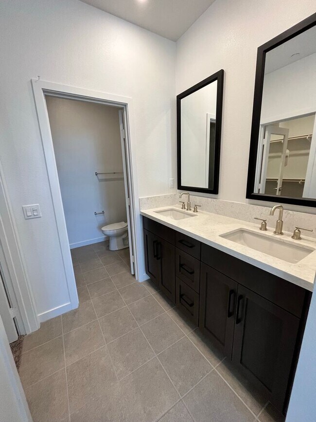 Foto del edificio - Charming Rooftop 3 Bed / 3 Bath Townhome Just Blocks from the Beach! Available for Pre-LEASE TODAY!