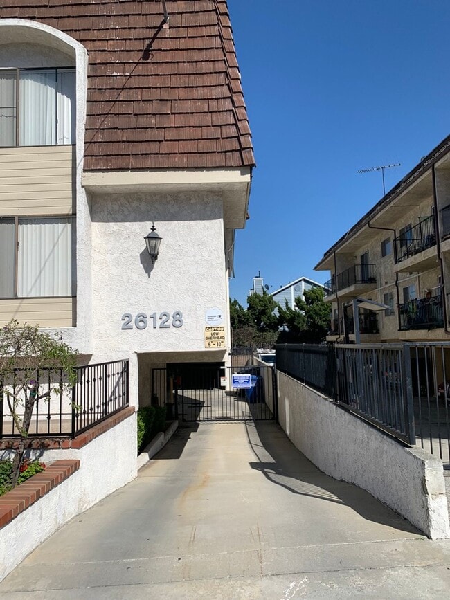 Building Photo - BELLA APARTMENTS: Beautiful 2 Bed - 2 Bath