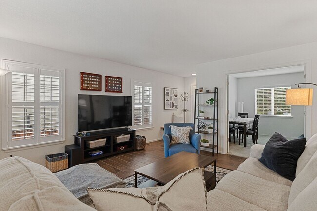 Foto del edificio - Updated 3bed/3bath with Finished Basement