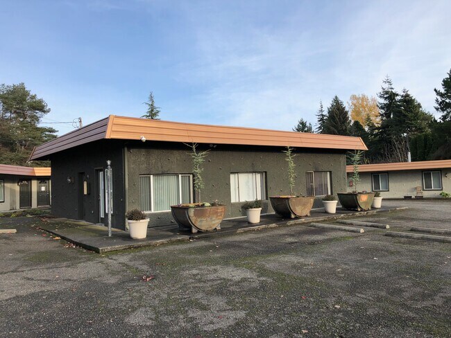 Building Photo - 2858 W Maplewood Ave