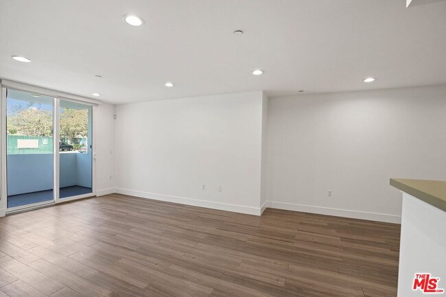 Foto del edificio - 833 Edinburgh Ave