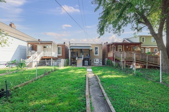 Foto del edificio - Beautiful home with fenced in yard and covered rear deck in Southwest Garden