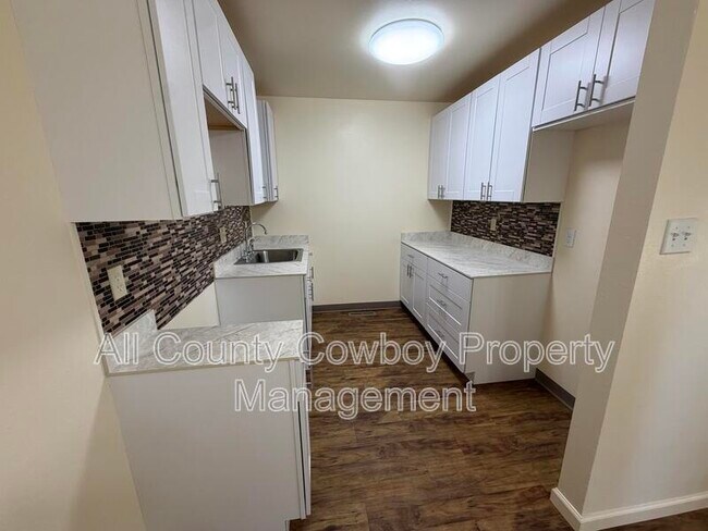 Foto del edificio - 1015 E 8th St