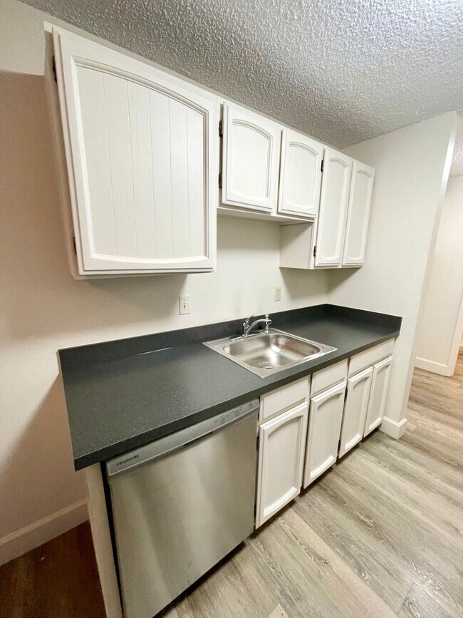 Foto del edificio - Nicely Renovated 2 Bedroom, 1 Bath Duplex ...