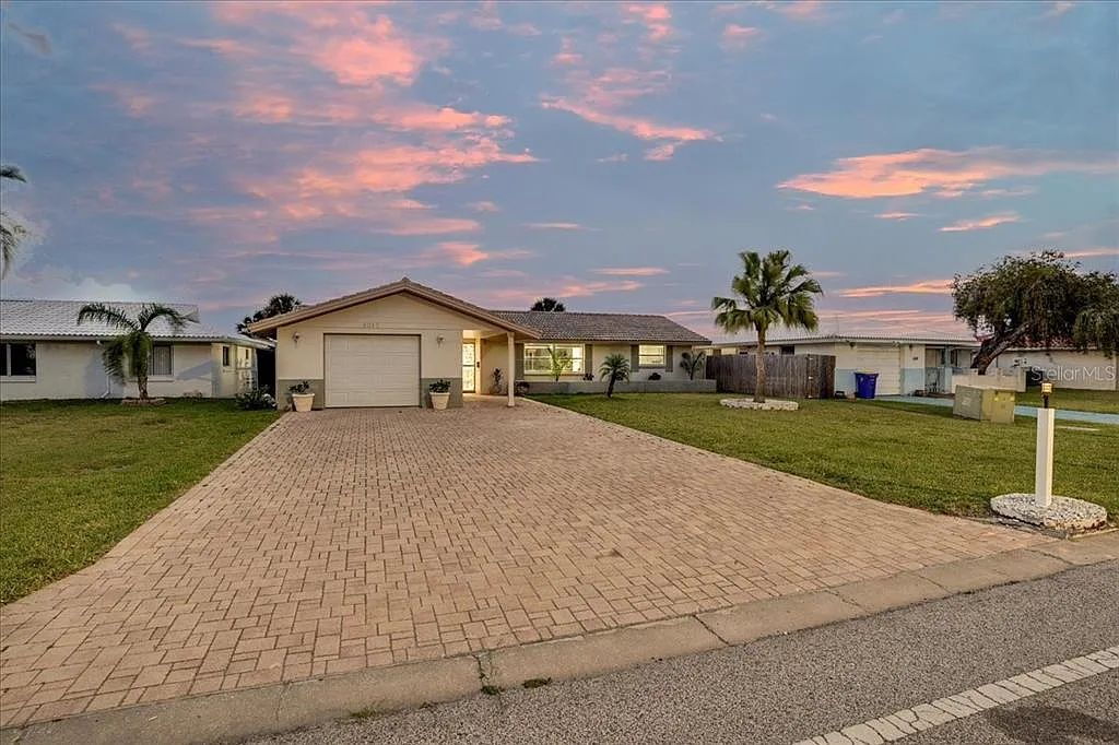 Foto principal - Fully Renovated 2-Bed, 2-Bath Retreat in G...