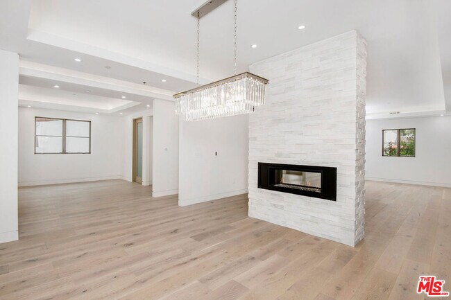Building Photo - 245 S La Peer Dr