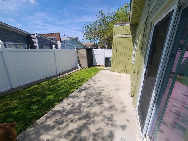 Building Photo - 1001 Mapole Ave