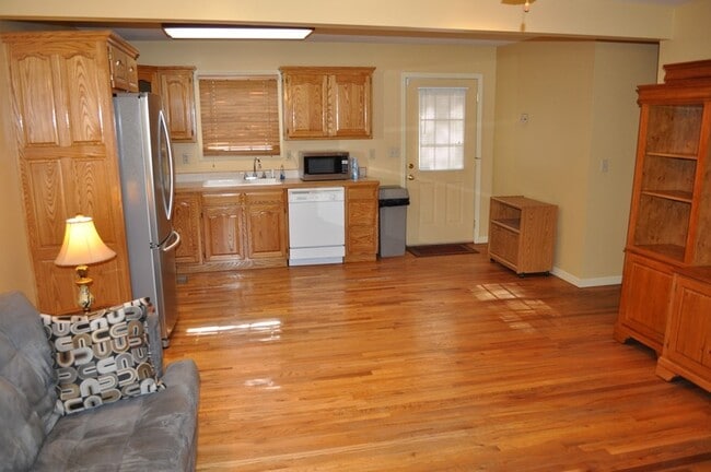 Building Photo - FOR LEASE!!