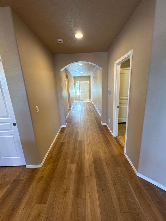 Building Photo - Modern Comfort in Prime N. Albany Location!