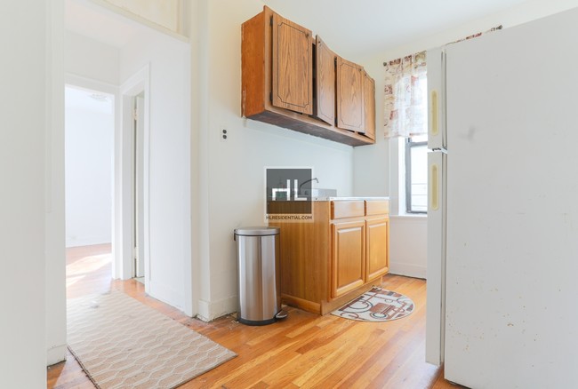 Building Photo - Penthouse 1 Bedroom Apartment Near Ditmars