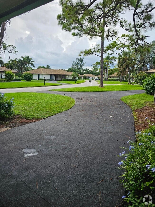 Building Photo - 435 Pine Villa Dr