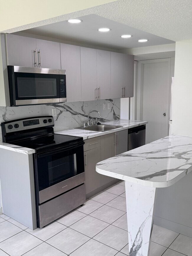 Cocina nueva, electrodomésticos nuevos, aire acondicionado nuevo. - 9321 SW 4th St