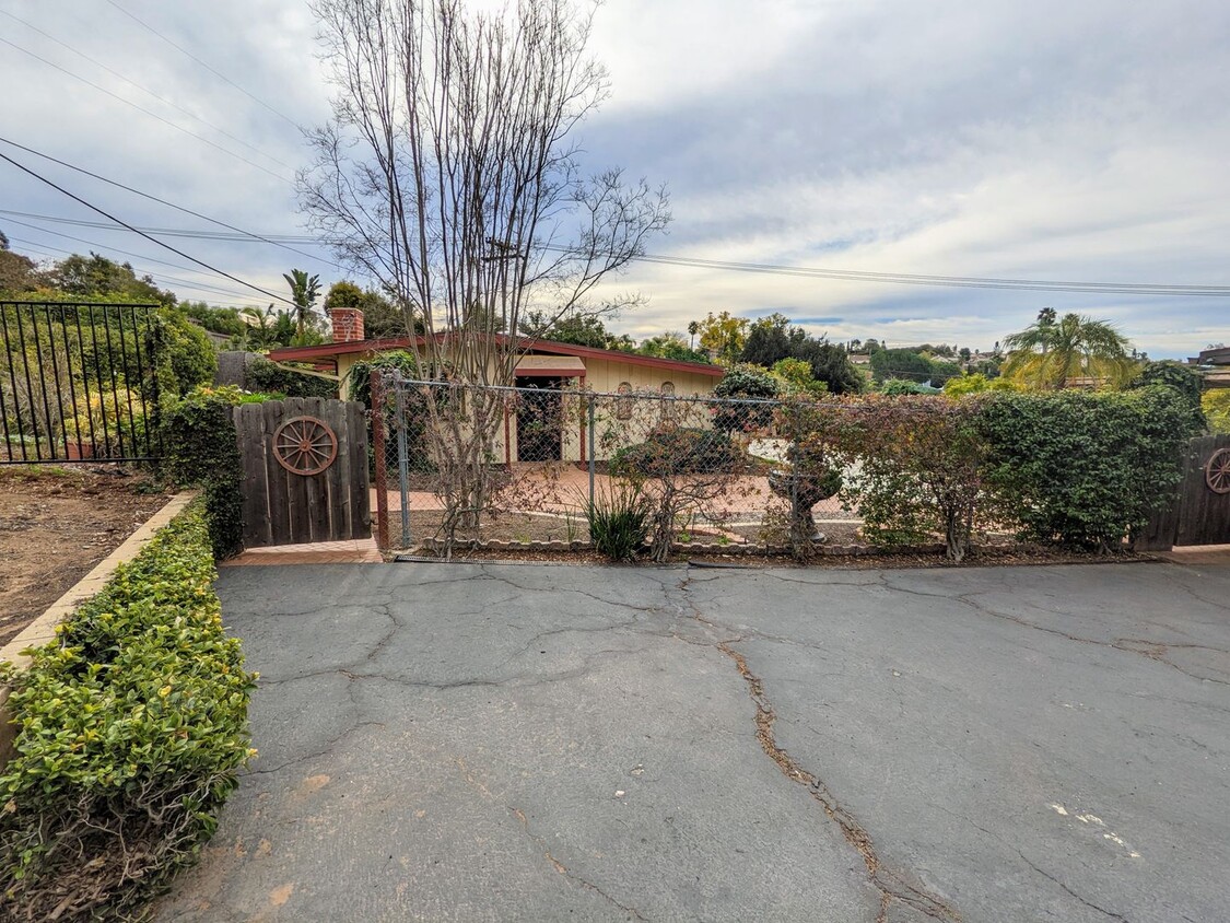 Foto principal - Lovely Ranch Style Home in Vista!