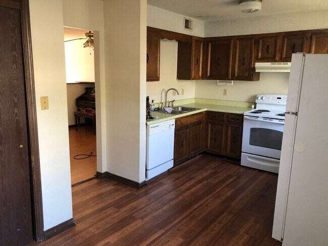 Foto del edificio - 3 Bedroom Townhome on Quite side of East Campus