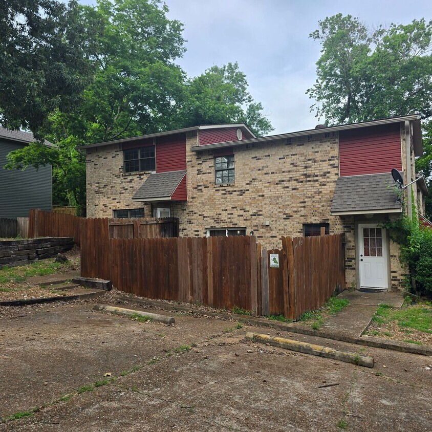 Foto principal - Charming 2-Bedroom Townhouse in Prime Loca...