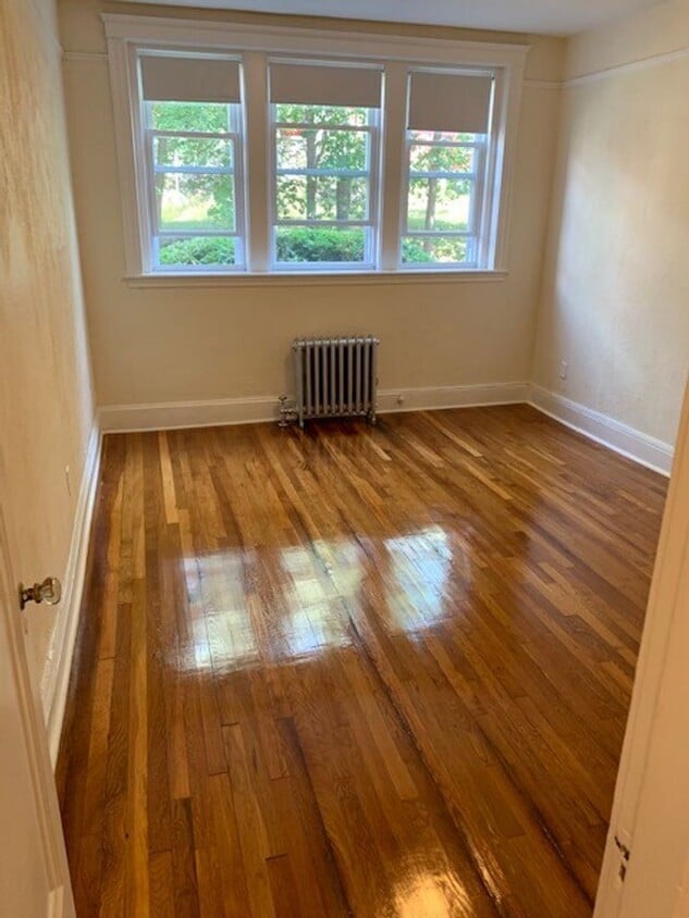 9/1 NO FEE! Spacious 2BR in elevator building, reno. kitchen - 9/1 NO FEE! Spacious 2BR in elevator building, reno. kitchen