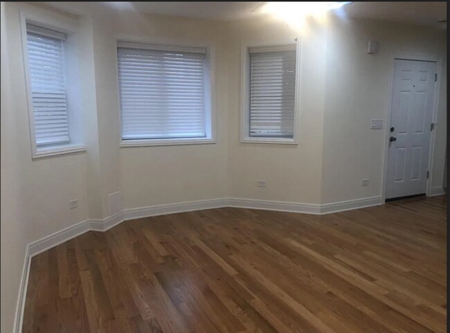 Foto del edificio - 2505 N Hamlin Ave