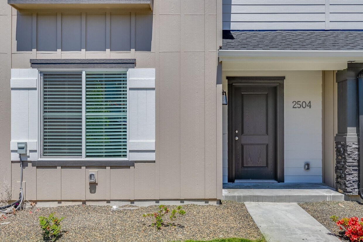 Primary Photo - This 3 bedroom/2.5 bath townhome is ready ...
