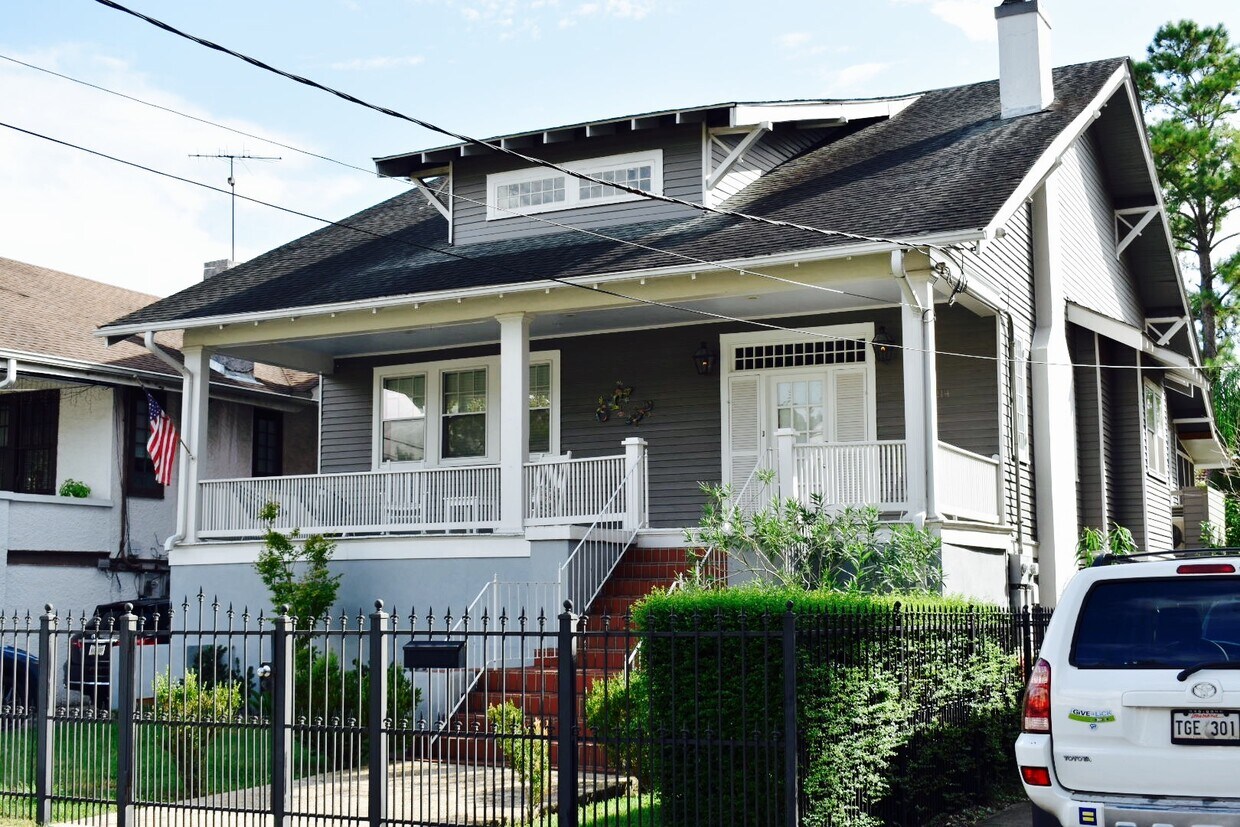Primary Photo - 8214 Hickory St