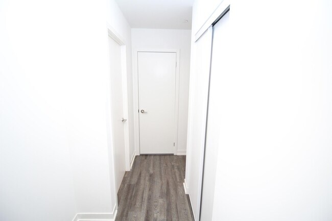 Photo du bâtiment - 1808-1808 St Clair Ave W