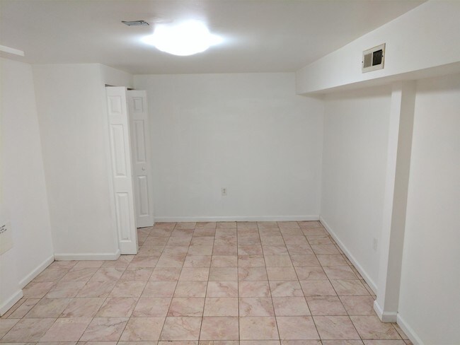 Foto del edificio - 8408 Adelphi Rd