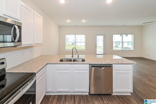 Building Photo - 140 The Heights Dr