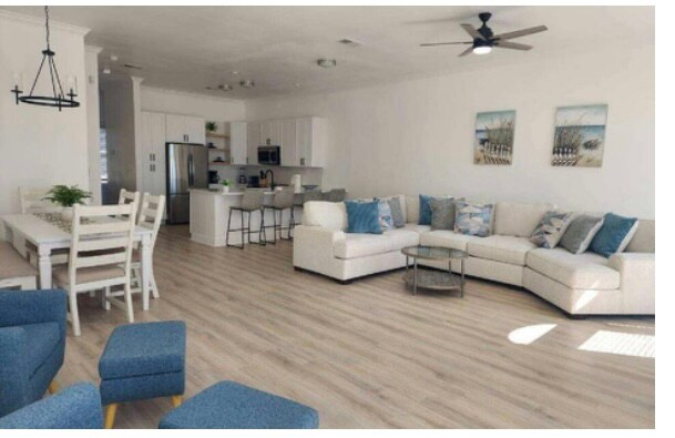 Foto del edificio - 80 E Beach Blvd