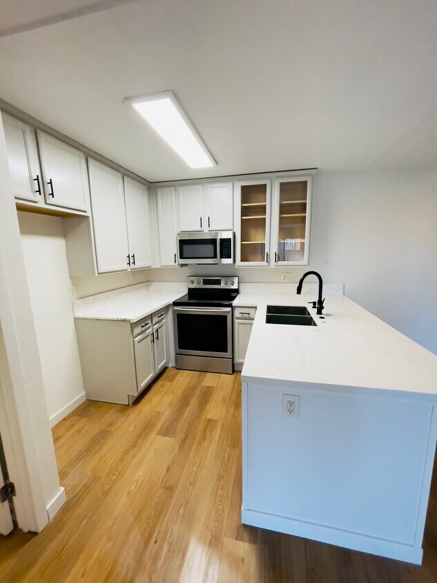 Foto principal - 7757 Margerum Ave