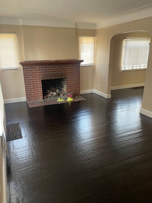 Foto del edificio - $1,200 - Large East Side 3 Bedroom