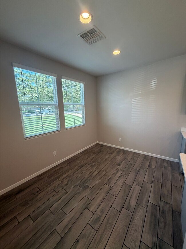 Foto del edificio - Unique opportunity! Rent a NEWER home in Tempe!! This home features 4 bedrooms & 3.5 baths with 2...