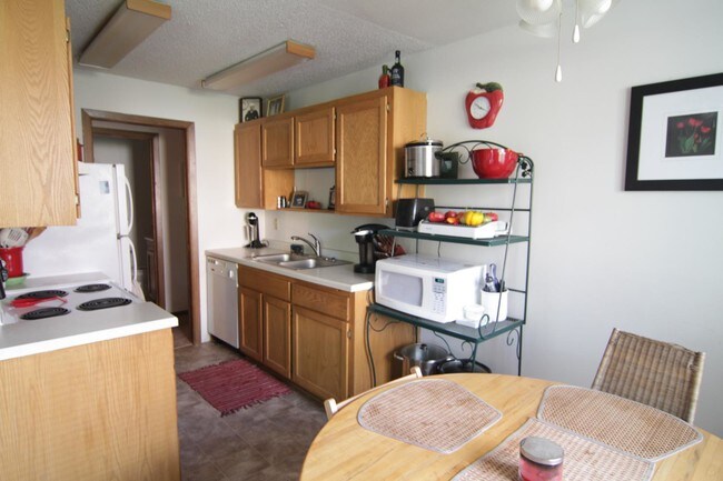 Cocina y comedor - Westwood Chateau Apartments