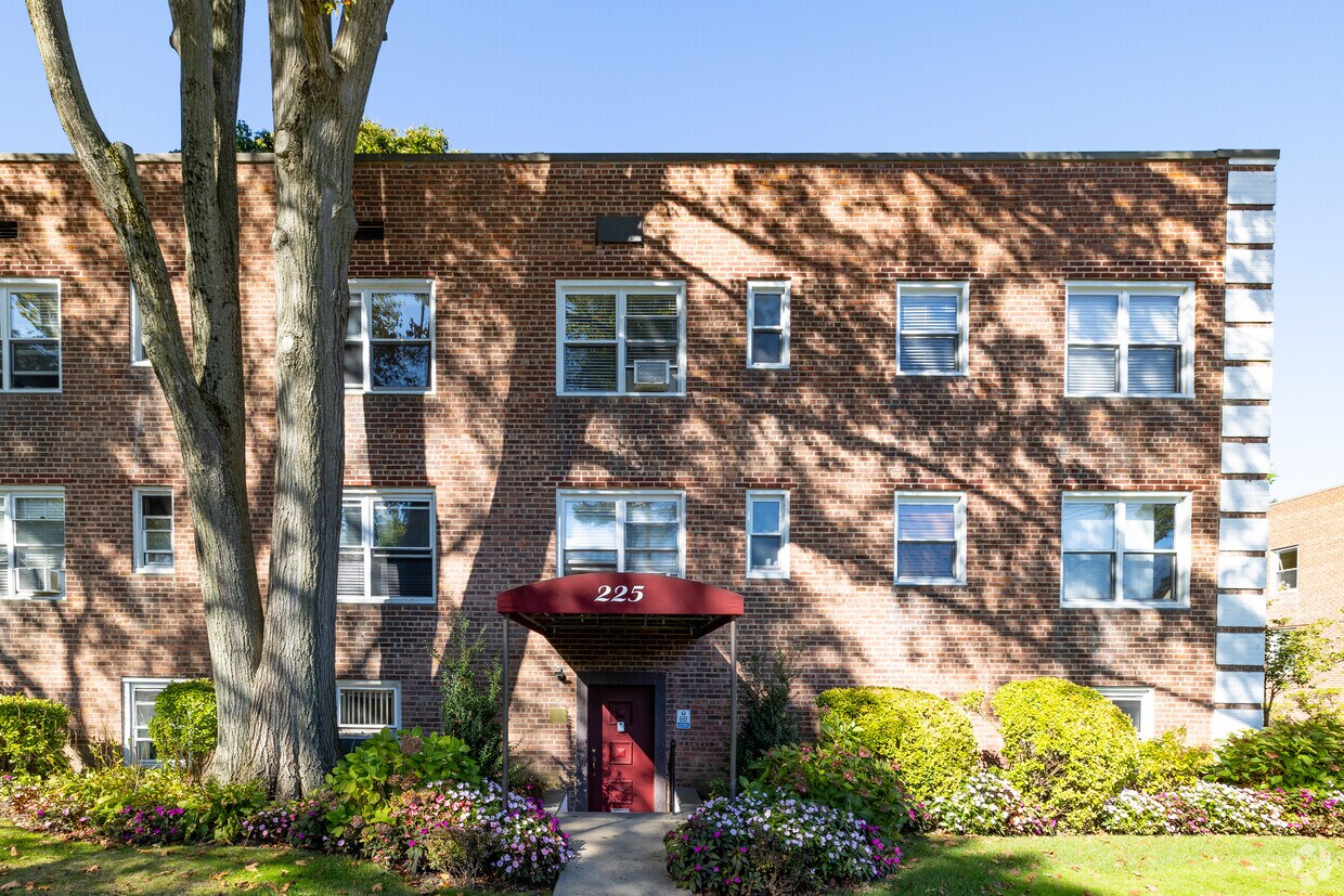 Roslyn Gardens Apartments in Roslyn Heights, NY
