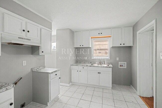 Building Photo - 4064 Chippewa Rd