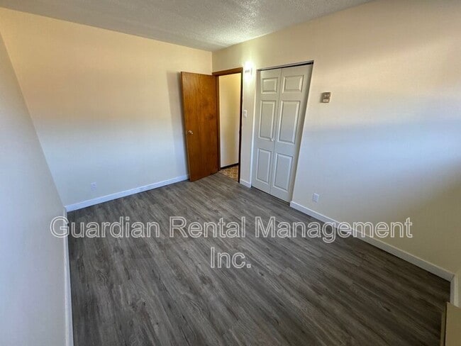 Building Photo - 39 Kingsway Dr