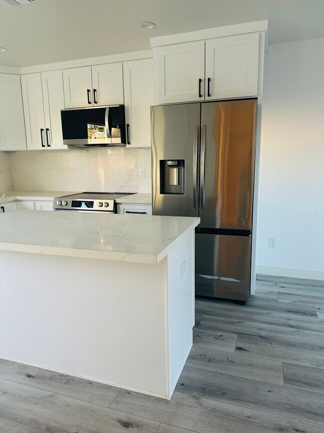 Cocina y electrodomésticos totalmente nuevos - 10201 Eton Ave
