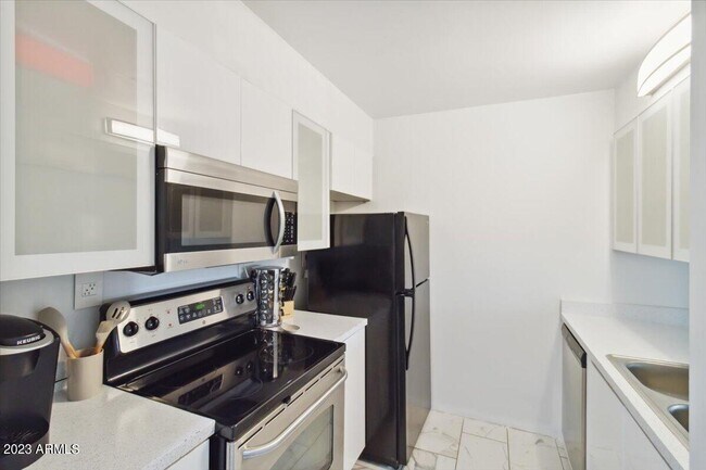 Foto del edificio - 7625 E Camelback Rd