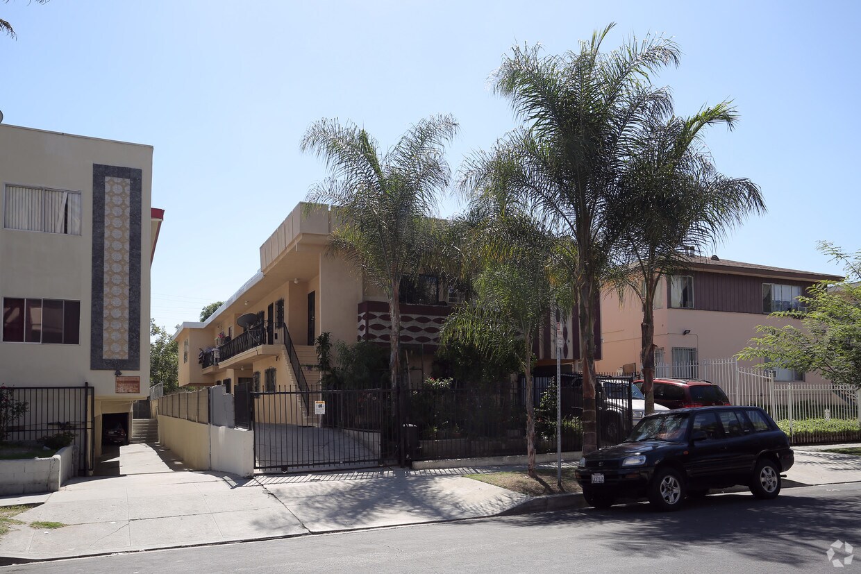 Foto principal - 4942 Rosewood Ave