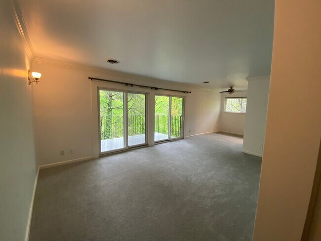 Living room/dining room - 921 Prospect St