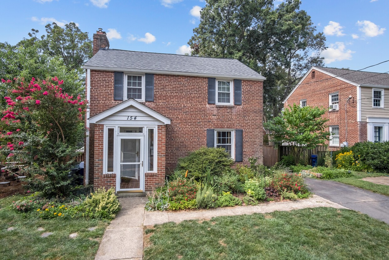 Primary Photo - 154 S Pershing Dr