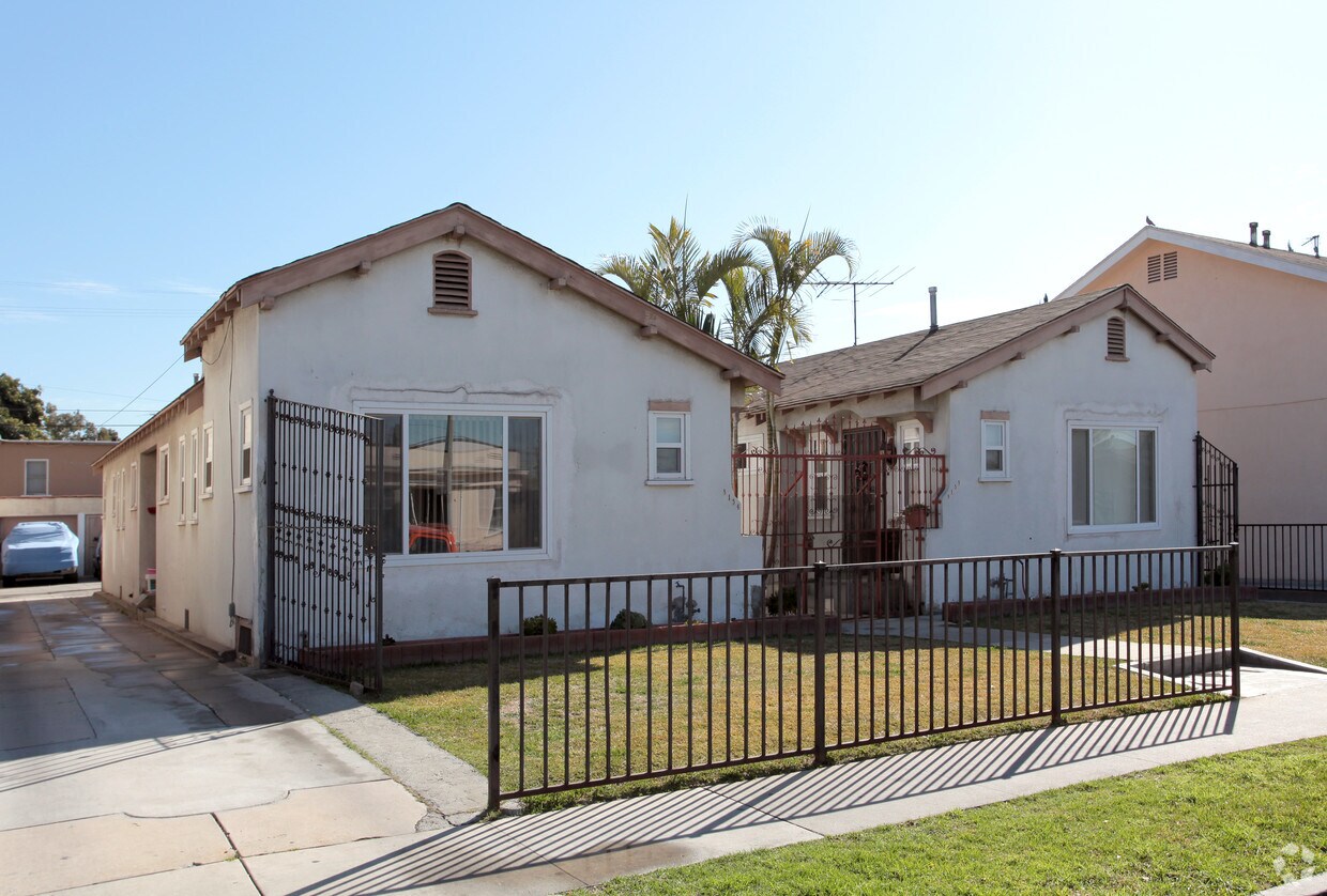 Foto del edificio - 8154-8158 Commercial Pl