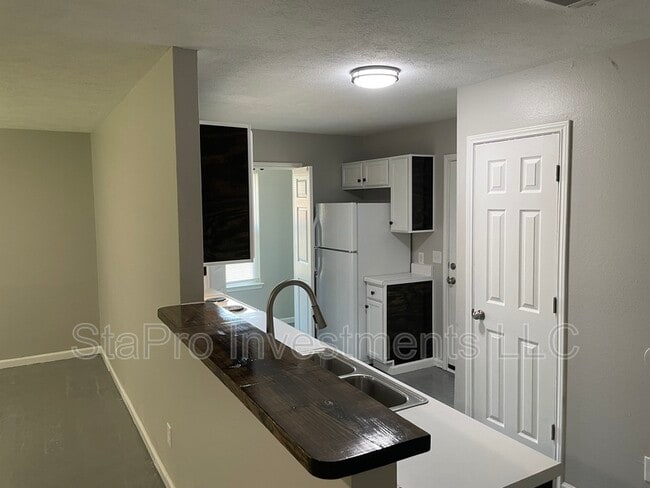 Building Photo - 158 Village Pl