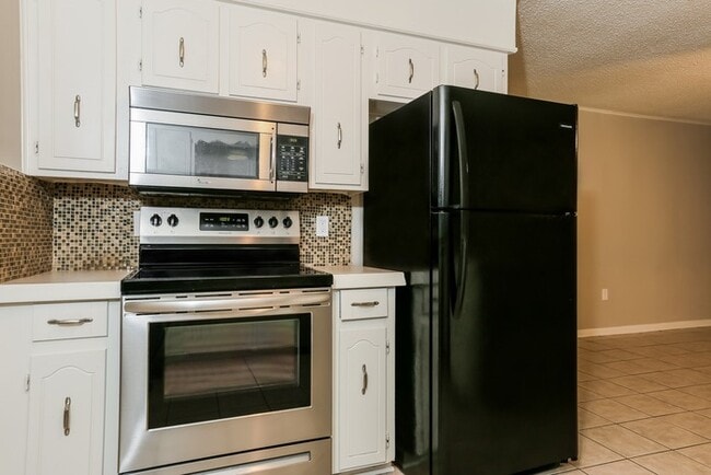 Building Photo - 8707 Oakhaven Dr